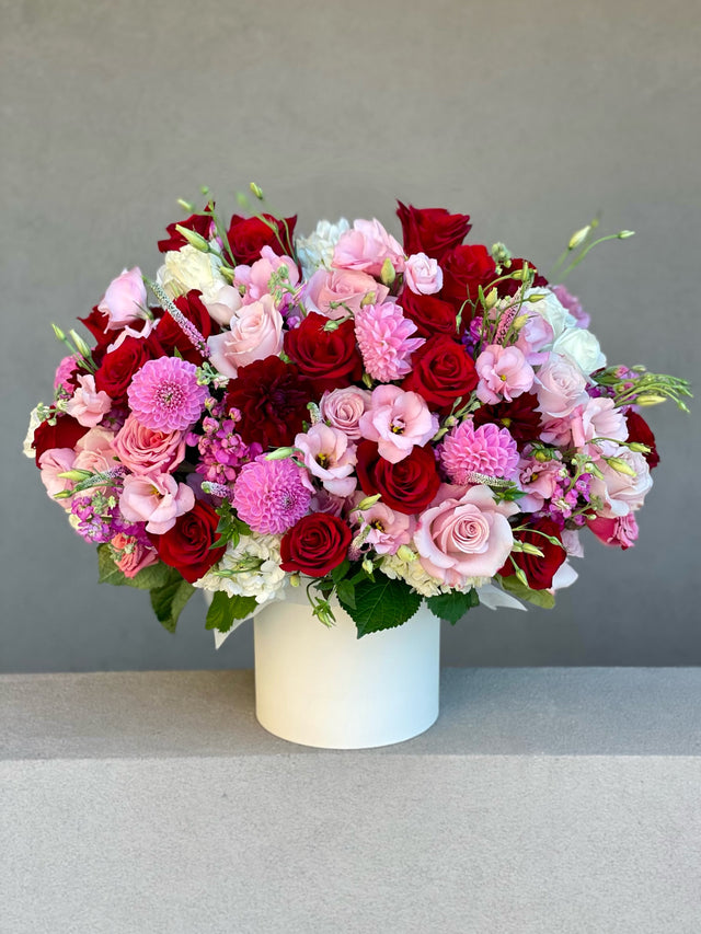 She thought it was just another birthday dinner… until this bouquet arrived. 🌹✨